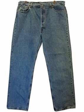 Vintage Men’s Levi's 501 blue denim jeans with a straight leg fit.  Size 42 / 32